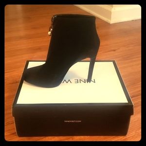 BRAND NEW! 6 Black Nine West Qualifide booties.